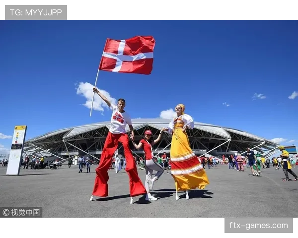 丹麦球迷热情滚旗齐唱助威歌，团结氛围引爆全场