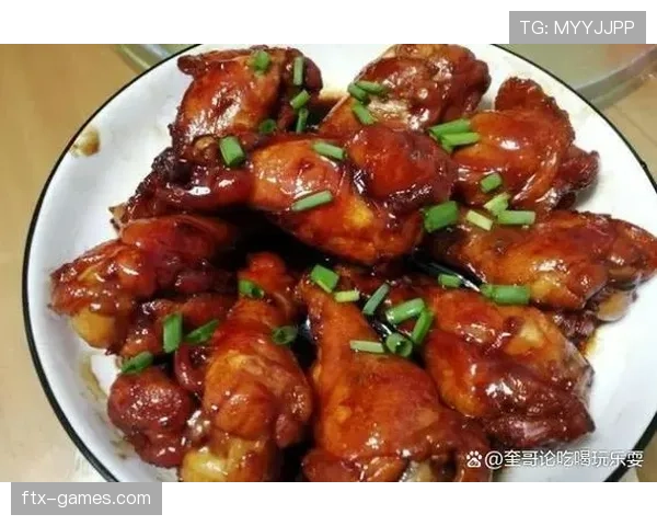 谌利军家的冰箱里只有鸡胸肉和水，连瓶可乐都找不到