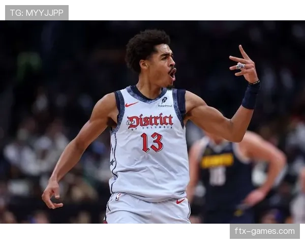 乔·杜马斯无球跑动制造空位，防守端限制对手外线效率