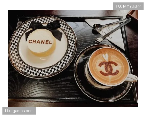 桃田贤斗背LV排队买咖啡，差点以为刷到偶像生活照